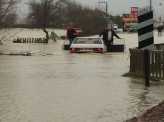 Suya gömülen köprüde mahsur kaldılar