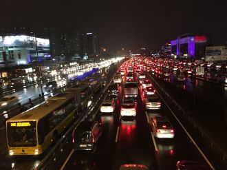 İstanbul’da kar trafiği felç etti