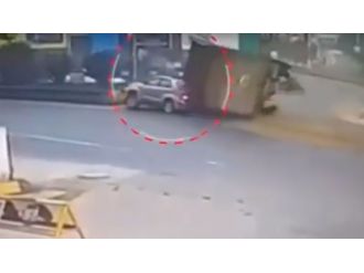 Kamyon aracı hurdaya çevirdi: 1 ölü