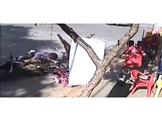 Motosiklet anne ve kızına böyle çarptı