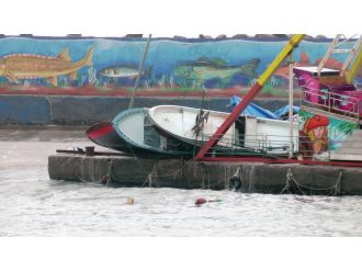 Karadeniz’de dev dalgalar 10 tekneye zarar verdi