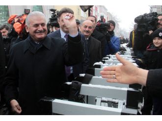 Yıldırım küçük kızla kartopu oynadı