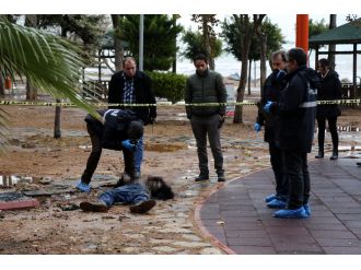Parkta yanmış erkek cesedi bulundu
