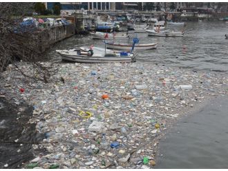Deniz coştu, kıyı çöpe döndü