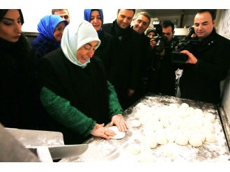 Semiha Yıldırım mobil fırında ekmek yaptı