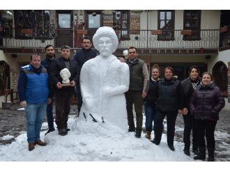 Kardan Yunus Emre heykeli yaptı