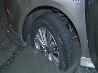 İstanbul’da araçlar belediyenin kapatmadığı çukura düştü