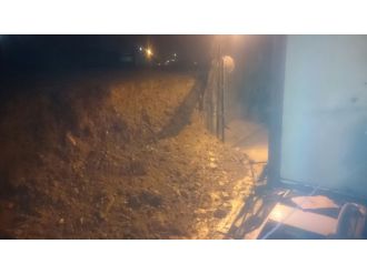 İstanbul’da yağışa dayanamayan duvar çöktü