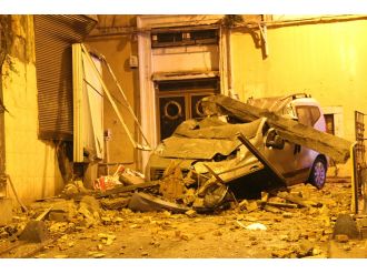 Beyoğlu’nda 3 katlı binanı duvarı çöktü