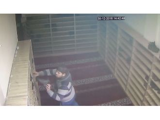 Önce kokladı sonra çaldı