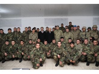 Bakan Işık, Şırnak’ta nöbet tutan askerleri ziyaret etti