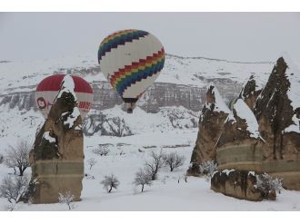 Karlar altında Kapadokya’da balon turu
