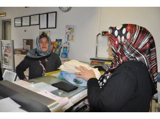 Elleriyle ördüğü çorapları askerlere gödnerdi