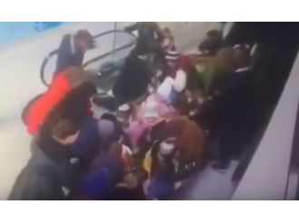 Yürüyen merdivenlerde korkunç kaza: Hepsi öğrenci!