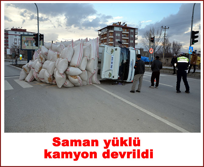 Saman yüklü kamyon devrildi