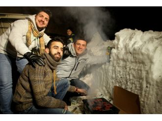 Uludağ’da kar üstünde mangal keyfi