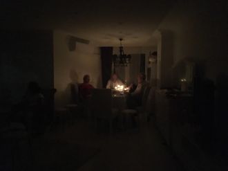 Yeni yıla mum ışığında girdiler