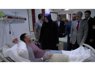 Bakan Kaya tedavi gören askerleri ziyaret etti