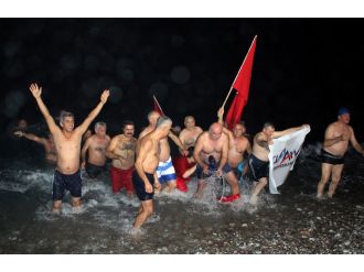 Yeni yıla denizde girdiler