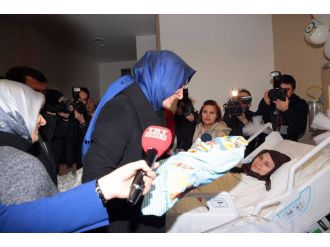 Bakan Kaya yılın ilk bebeğini ziyaret etti