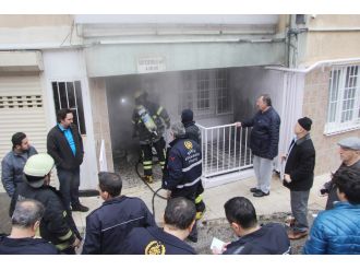 Yangında 3 genç hastanelik oldu