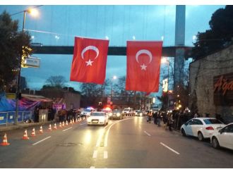 Gece kulübünün bulunduğu caddeye Türk bayrağı asıldı