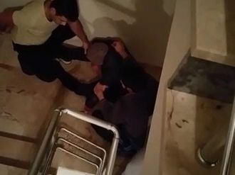 Ayakkabı hırsızları apartman sakinlerine yakalandı