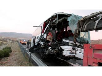 Yolcu otobüsü tıra çarptı: 8 yaralı