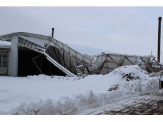 Çatıları karın ağırlığına dayanamayarak çöktü