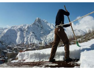 Bellerindeki iple çatılarda kar temizliyorlar