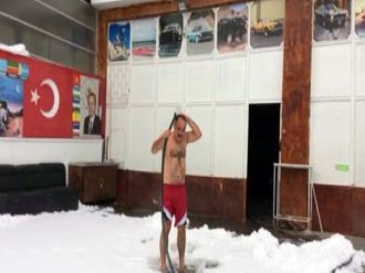 Eksi 10 dereceye aldırış etmeden yarı çıplak yıkandı