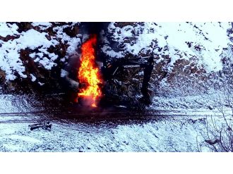 Hakkari’de iş makinesi ateşe verildi