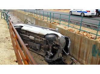 Minibüs su kanalına uçtu: 7 yaralı