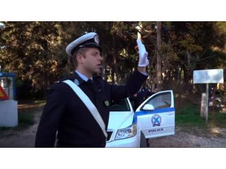 Yunan polisi de Mannequian Challenge çılgınlığına katıldı