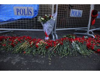 Terör saldırısında hayatını kaybedenler karanfillerle anıldı