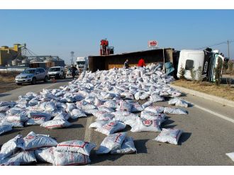 Manisa’da kömür yüklü tır devrildi