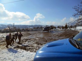 Karda mahsur kalan köylüler helikopterle kurtarıldı