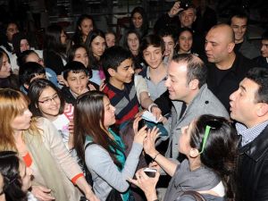 Tolga Çevik Bir Dakika Konuştu, Salonu Gülme Krizine Soktu