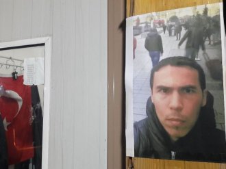 Teröristin fotoğrafı parklara asıldı