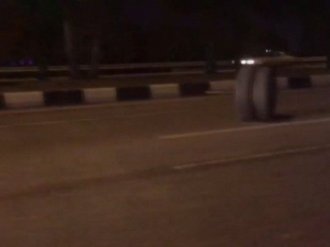 Seyir halindeki minibüsün tekerleği koptu