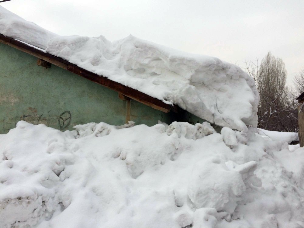 Evler kara gömüldü