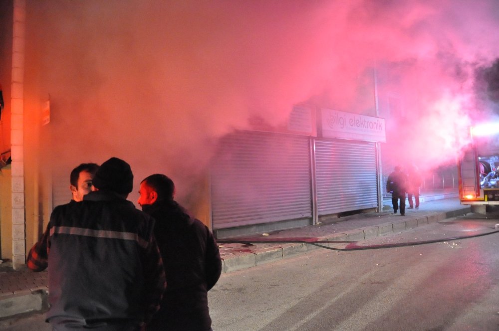 Yangında can pazarı: 5 kişi dumandan zehirlendi
