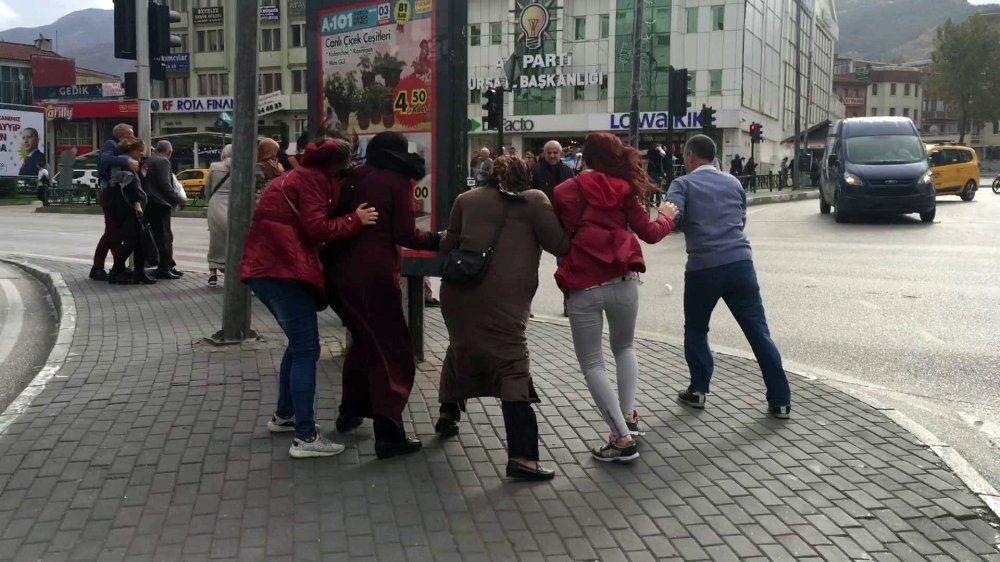 Şiddetli lodos sokak ortasında halay çektirdi