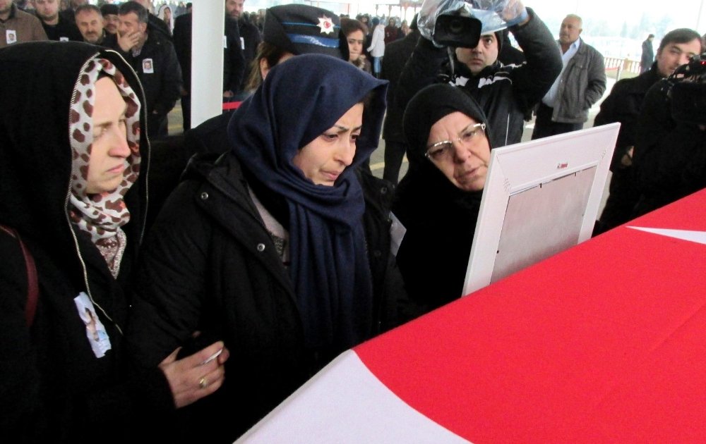 Şehit polis son yolcuğuna dualarla uğrulandı
