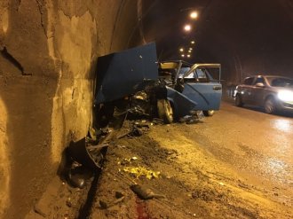 İki otomobil tünelde çarpıştı: 3 yaralı