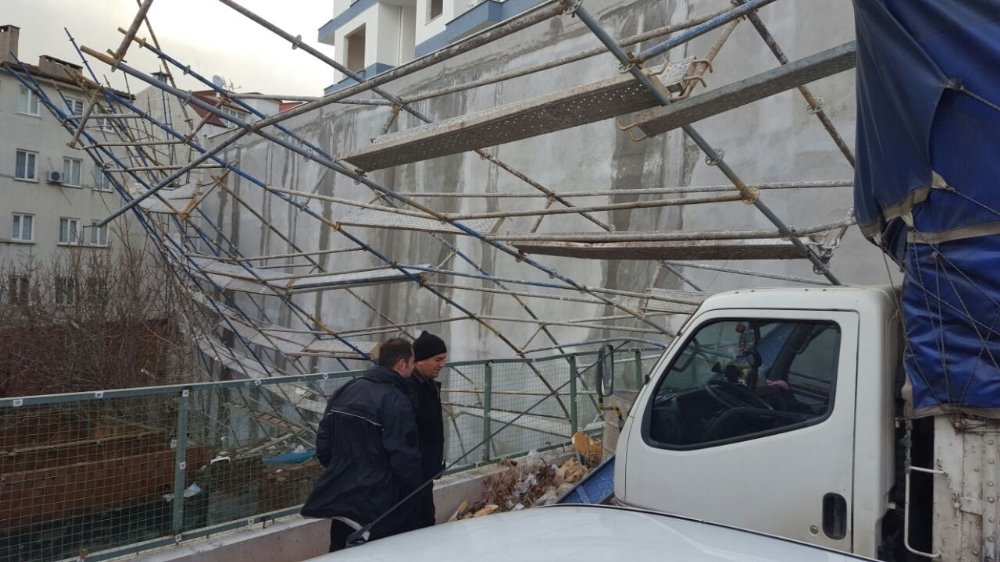 Fırtına tonlarca ağırlıktaki iskeleyi yerinden söktü