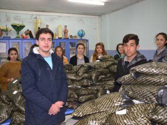 Seçimi kaybetti ama yüzlerce öğrenciyi giydirdi