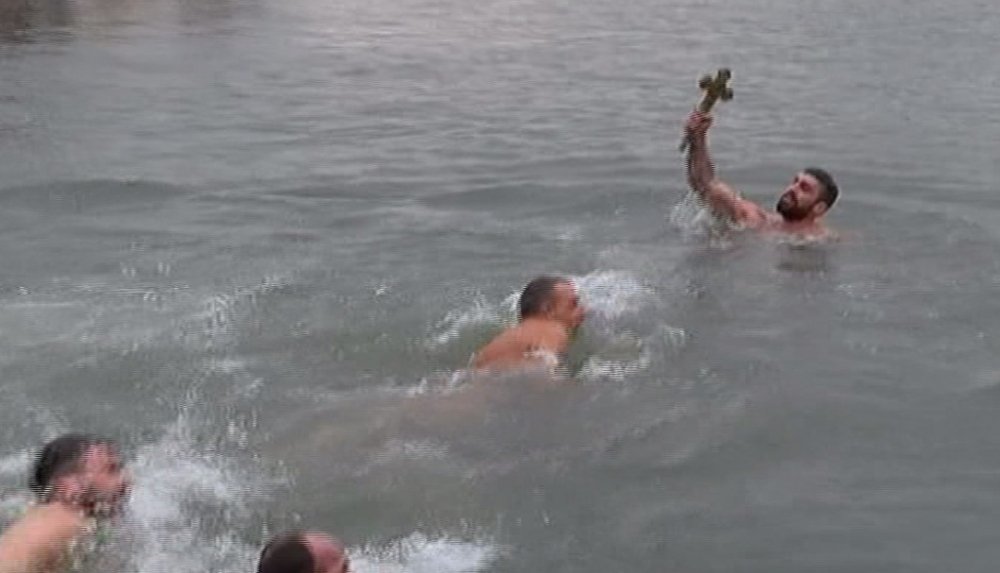 Haç çıkartmak için Haliç’in soğuk sularına atladılar