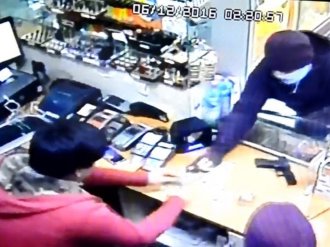 Önce güvenlik kamerasına sonra polise yakalandılar