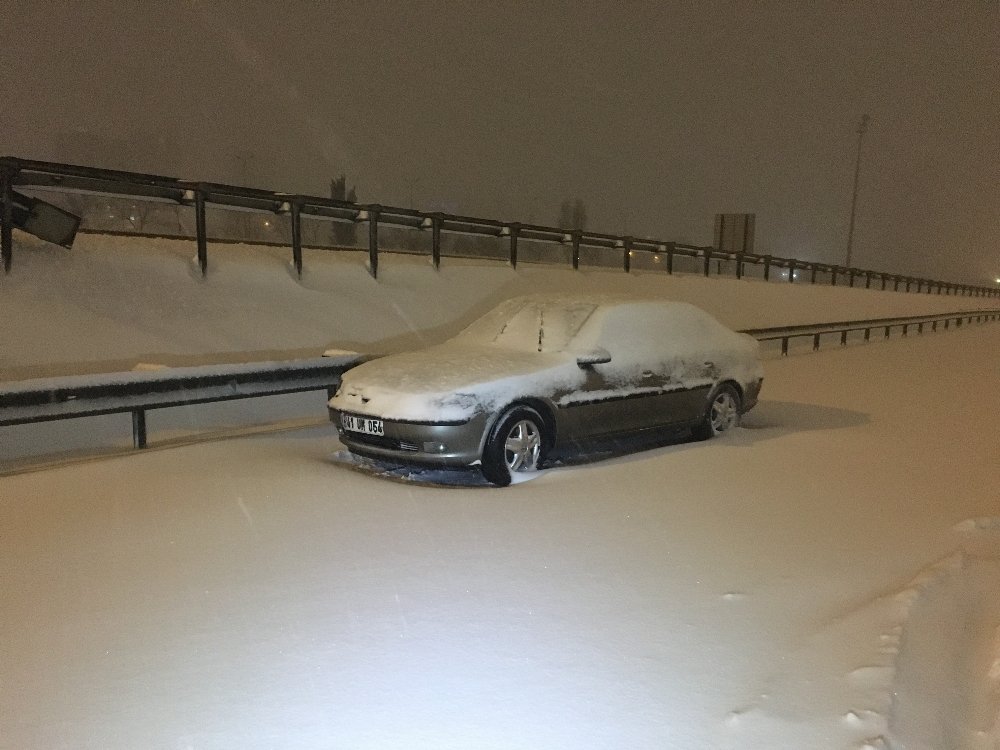 TEM’de mahsur kalan sürücüler kurtarılmayı bekliyor